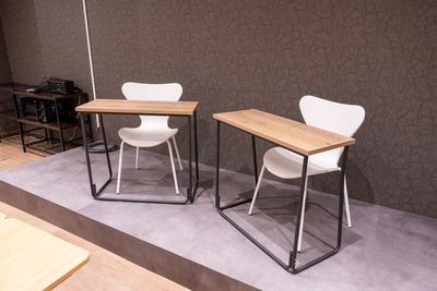 対談や受付に使える一人用ミニテーブルも2台用意しています。 - よりみち会議室　水道橋店 水道橋駅4分 席数60（立食80）のイベントスペース・貸会議室の設備の写真
