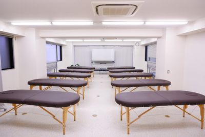 施術ベッド10台までが推奨 - マジックハンズ 施術・マッサージ・治療・エステ向け ボディーワークスペース（大）の室内の写真