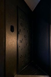 隠れ家感のある入り口 - Ｂａｒ凸〇の入口の写真