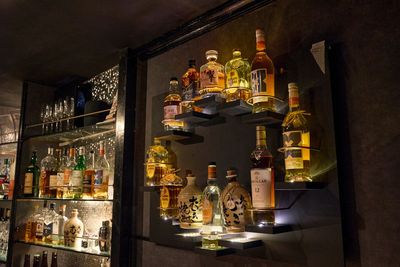 凸と〇の形にボトルが並んでいます - Ｂａｒ凸〇の室内の写真