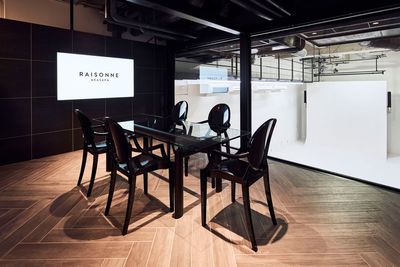 B1F: B2Fスペースを見下ろせるミーティングルーム(モニター付き) - RAISONNE AKASAKAの室内の写真