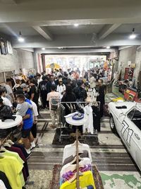 大型シャッターを開ければ解放されたオープンなスペースに - MMFL 大人の無骨なガレージ内での展示・撮影・イベントスペースの室内の写真