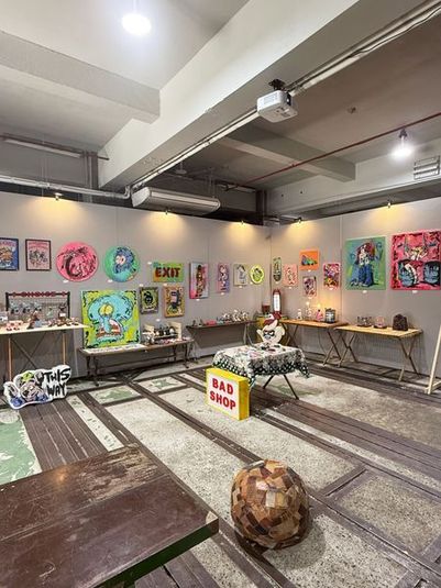 アート個展 - MMFL 大人の無骨なガレージ内での展示・撮影・イベントスペースの室内の写真