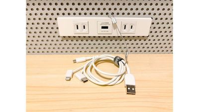 Lightning・type-C・MicroUSB付きの3-in-1ケーブルが1本ございます。
iOS・Android共に充電可能です。 - FEEEP上野店 FEEEP上野店｜定員 1名カウンター席｜席番号3(C)の室内の写真