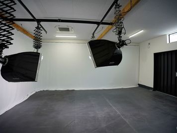 白ホリゾントカーテンとトップライト4つ - まにすたの室内の写真
