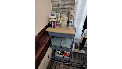 除菌スプレー、除菌シート、各種ケーブルです。 - ブルースペース白金高輪 会議・面談・面接・セミナーの設備の写真