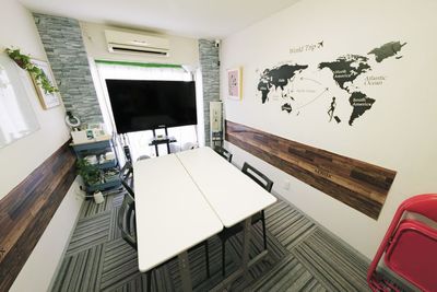 大型モニターを使ったミーティングやセミナーにおすすめです。 - ブルースペース白金高輪 会議・面談・面接・セミナーの室内の写真