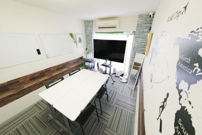 大型モニターを使ったミーティングやセミナーにおすすめです。 - ブルースペース白金高輪 会議・面談・面接・セミナーの室内の写真