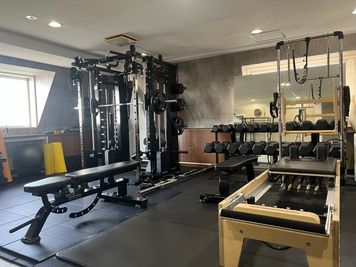 ピラティスも筋トレも‼️タワーリフォーマー・5in1ラック完備の西新宿五丁目駅から1分のジム - ピラティス＆筋トレができるレンタルジム┃西新宿五丁目駅徒歩1分
