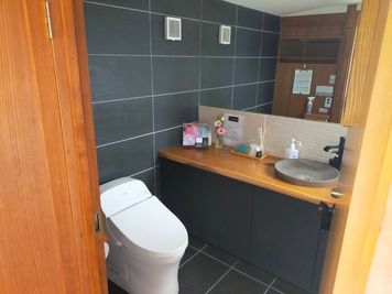 トイレも清潔です - 宇野邸 レンタルスペースの設備の写真