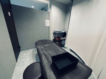 可動式の施術ベッドがあり横になっても座ってもご利用可能です。 - ナリジム/ナリサロン/ナリスタジオ Salonの室内の写真