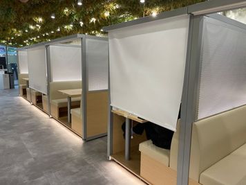 各座席ロールスクリーン完備で利用時は外部から見えないようにすることもできます。 - FEEEP秋葉原岩本町店 FEEEP秋葉原岩本町店｜定員 1名半個室｜部屋番号12S｜3階の設備の写真