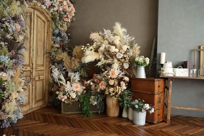 《スタジオ東側》スタジオの出入り口には本物のアンティーク扉を使用。前ボケを使ってポートレートにもおすすめ！ - カネマタ　フォトスタジオ レンタルフォトスタジオ、撮影スタジオの室内の写真