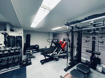 ほとんどのマシンが2つ以上の使い方がありコアな筋トレが可能！
海外で大人気なカーブトレッドミルに加え、サンドバッグ、トレーニングロープがあり、有酸素運動も◎ - ナリジム/ナリサロン/ナリスタジオ Gymの室内の写真