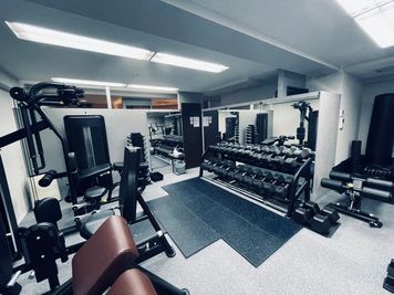 壁一面の大きな鏡でフォームのチェックができます！ケトルベルは4、8、12kgがあります！ - ナリジム/ナリサロン/ナリスタジオ Gymの室内の写真