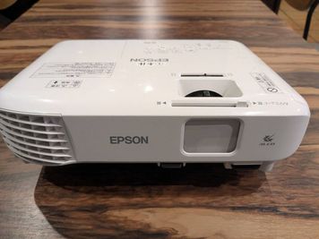 プロジェクター・変換ケーブルBAG
【EPOSON・LCD PROJECTOR　EB-SO5】 - 仙台協立第1ビル 4階4-A会議室の設備の写真