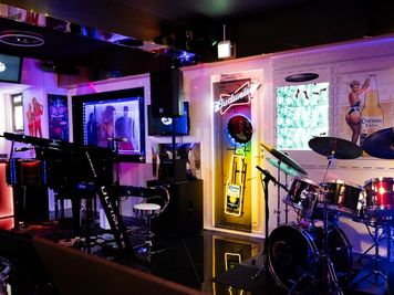 Bブース。ライブスペースとして利用できます。グランドピアノ、ドラム、キーボード常設。 - Power Stoneの室内の写真