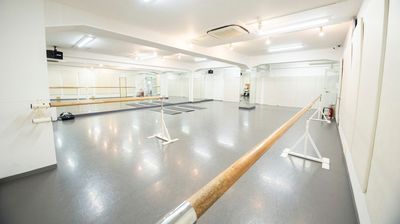 76㎡の広さ。無料駐車場完備  ダンス、多種ジャンルに対応　サンドバックあり・電子ピアノ設置　体に負担の少ない二重構造の床 - レンタルスタジオYKLAND