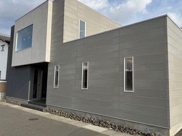 住宅街にある戸建ての店舗になります。 - パーソナルジムNIM倉敷駅前店 レンタルジム｜岡山県倉敷市｜倉敷駅徒歩５分。プライベートジムの外観の写真