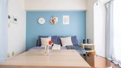 ゆったりとしたソファーベッド、採光抜群のお部屋、広いテーブルでお仕事がはかどります。勉強会・読書会・自習にも✨料理やゲームも余裕で楽しめます。 - リラックス空間名駅 ⭐️ゆったり・まったり・青い大人スペースの室内の写真