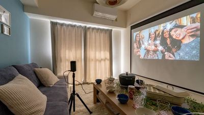 📽️カーテンを閉めて見ると違った雰囲気🥂👩自分のスマホ画面が大画面🎞️いっぱい‼️
💖推し活🎀趣味遊びおしゃべり💫思い出・自慢・見せたい写真 - リラックス空間名駅 ⭐️ゆったり・まったり・青い大人スペースの室内の写真