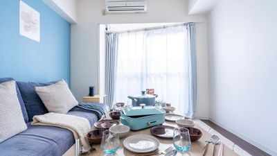 忘年会・新年会・同窓会・歓送迎会🥂
宅飲・女子会・ママ友会・商品撮影・TV収録・ポートレート・コスプレ・YouTube撮影・ライブ配信・インタビュー - リラックス空間名駅 ⭐️ゆったり・まったり・青い大人スペースの室内の写真