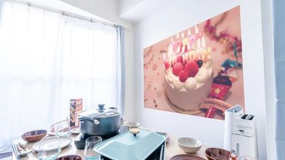 100㌅プロジェクターで映画館のような迫力✨
サブスク映像やDVD鑑賞💕で素敵なお時間をお過ごしください💕 - リラックス空間名駅 ⭐️ゆったり・まったり・青い大人スペースの室内の写真