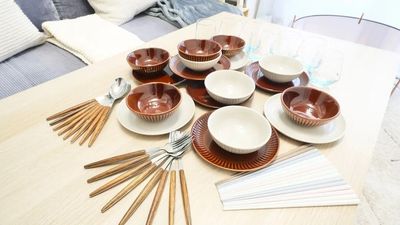 お皿、グラス、箸、スプーン・フォーク：各８セット
キッチンに紙コップ、割りばし、サランラップあります。 - リラックス空間名駅 ⭐️ゆったり・まったり・青い大人スペースの設備の写真