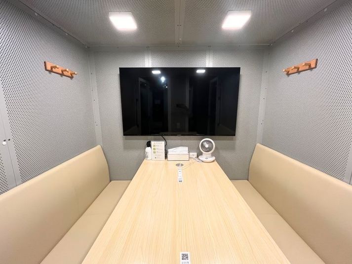 片側3名ずつの合計6名が座れる座席になります。 - FEEEP東京八重洲（日本橋）店 FEEEP東京八重洲店｜定員 6名完全個室｜部屋番号3(PG)の室内の写真