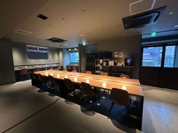 会議室外にはコワーキングスペースエリアがあります。※別途料金が発生します。 - BasisPoint 八王子店 【8名会議室RoomB】八王子エリアの設備の写真