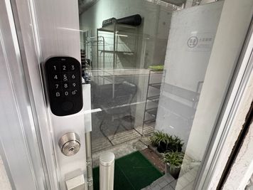当日はメッセージに記載された4桁の暗証番号をご入力の上開錠して頂きます。 - ASAC GYMの入口の写真