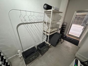 荷物置きとハンガーラックです。 - ASAC GYMの設備の写真