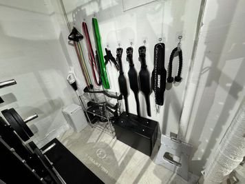 手ぶらでお越し頂けるよ、多くの備品を取り揃えております。 - ASAC GYMの設備の写真