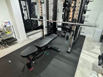 ハーフラックを用いてフリーウェイトが可能です。 - ASAC GYMの設備の写真