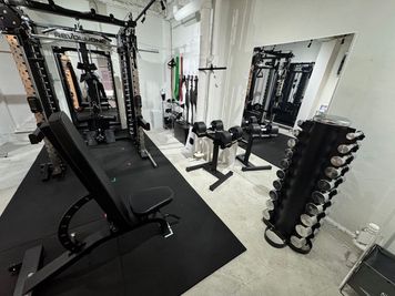 ダンベル種目用の鏡です。 - ASAC GYMの設備の写真