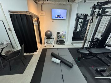 マットを敷いてテレビを見ながらヨガ・ストレッチができます。 - ASAC GYMの設備の写真