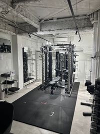 モノクロ基調のレンタルジムです。 - ASAC GYMの室内の写真