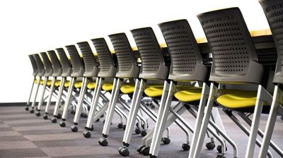 チェアとテーブルはキャスター付きのため、レイアウト変更が簡単です。 - ミヤケインダストリー会議室 第二会議室 (貸会議室/セミナー会場)の設備の写真