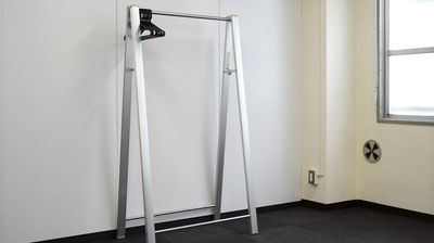 ハンガーラックを1台ご用意しております。(幅約900mm) - ミヤケインダストリー会議室 第二会議室 (貸会議室/セミナー会場)の設備の写真