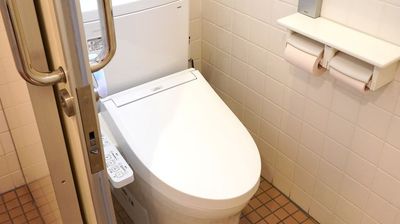 ウォシュレット＆ウォームレット式のトイレです。(トイレは男女別) - ミヤケインダストリー会議室 第二会議室 (貸会議室/セミナー会場)の設備の写真