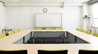 モニターやホワイドボード、またはプロジェクターが使用可能です。予約時にお申し付けください。(プロジェクターは壁への投影)　※ロの字形式　18名着席可能。 - ミヤケインダストリー会議室 第二会議室 (貸会議室/セミナー会場)の室内の写真