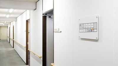 エレベーターを上がると3階廊下に出ます。第二会議室の入り口からお入りください。 - ミヤケインダストリー会議室 第二会議室 (貸会議室/セミナー会場)の入口の写真