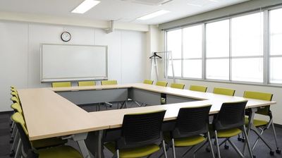 【スタッフ常駐で安心】無料Wi-Fi＆ホワイトボード完備！34.6㎡＆18名着席できる貸会議室 - ミヤケインダストリー会議室