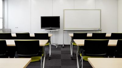 スクール形式　18名着席可能。(モニターは別会場で同日時で未使用時に貸出可能です) - ミヤケインダストリー会議室 第二会議室 (貸会議室/セミナー会場)の室内の写真