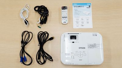 プロジェクターを無料貸出しております。予約時にお申し付けください。(第二会議室にスクリーンがないため、壁への投影となります) - ミヤケインダストリー会議室 第二会議室 (貸会議室/セミナー会場)の設備の写真