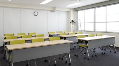 スタッフが別フロアに常駐しているため、当日に何かあっても臨機応変に対応できて安心です。※スクール形式　18名着席可能。 - ミヤケインダストリー会議室 第二会議室 (貸会議室/セミナー会場)の室内の写真