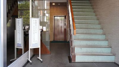 エントランスを入りましたら奥のエレベーターで3階までお上がりください。(雨天時はエントランス内の傘立てをご利用ください) - ミヤケインダストリー会議室 第二会議室 (貸会議室/セミナー会場)の入口の写真