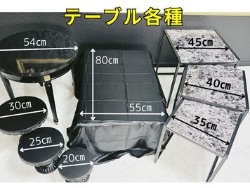 ・ローテーブル：幅80×奥行55㎝
・丸テーブル：直径54×高さ50㎝
・3段ネストテーブル：45㎝角、40㎝角、35㎝角
・ケーキ台：30㎝、25㎝、20㎝ - 姫スタジオ（大名ゴシック店） 姫スタジオ（博多ゴシック店）の設備の写真