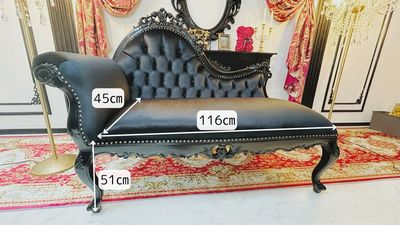 ゴシック調のブラックのカウチソファ
座面はベルベット生地で２人掛けサイズです
（幅140×奥行60×高さ107（座面まで 51）cm） - 姫スタジオ（大名ゴシック店） 姫スタジオ（博多ゴシック店）の室内の写真