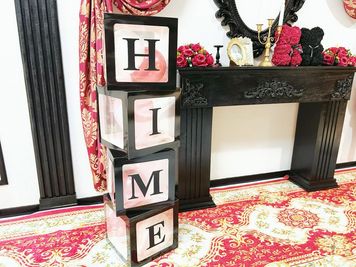 アルファベットボックス無料！
8文字のお名前まで対応可能
母音（AIUEO）とよく使う（KRSY）は2セットずつございます。
全35文字あり - 姫スタジオ（大名ゴシック店） 姫スタジオ（博多ゴシック店）の室内の写真